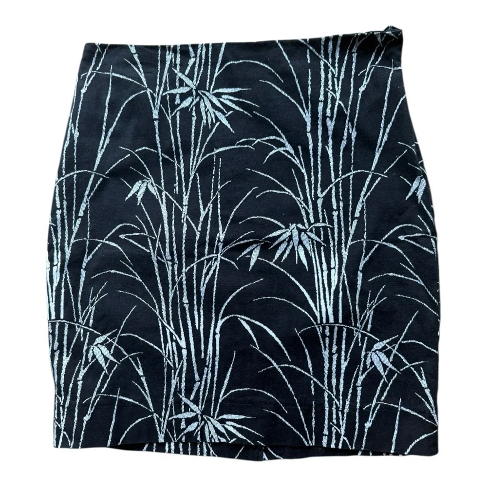 Talbots women’s size 10 side zipper button black with white print skirt.